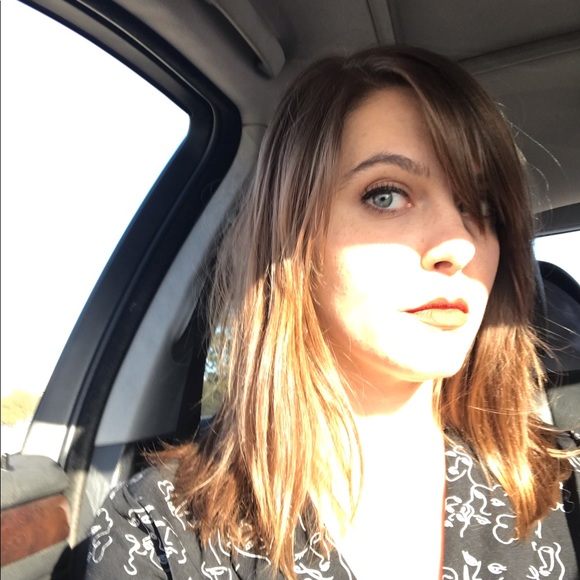 Meet your Posher, Nicole - Picture 1 of 1